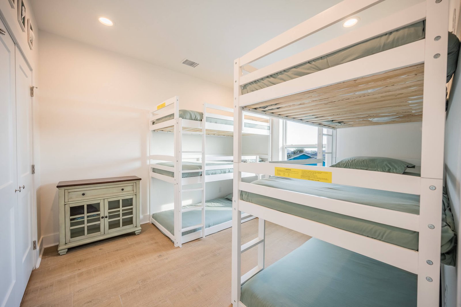 Bunk room with sleeping space for six guests