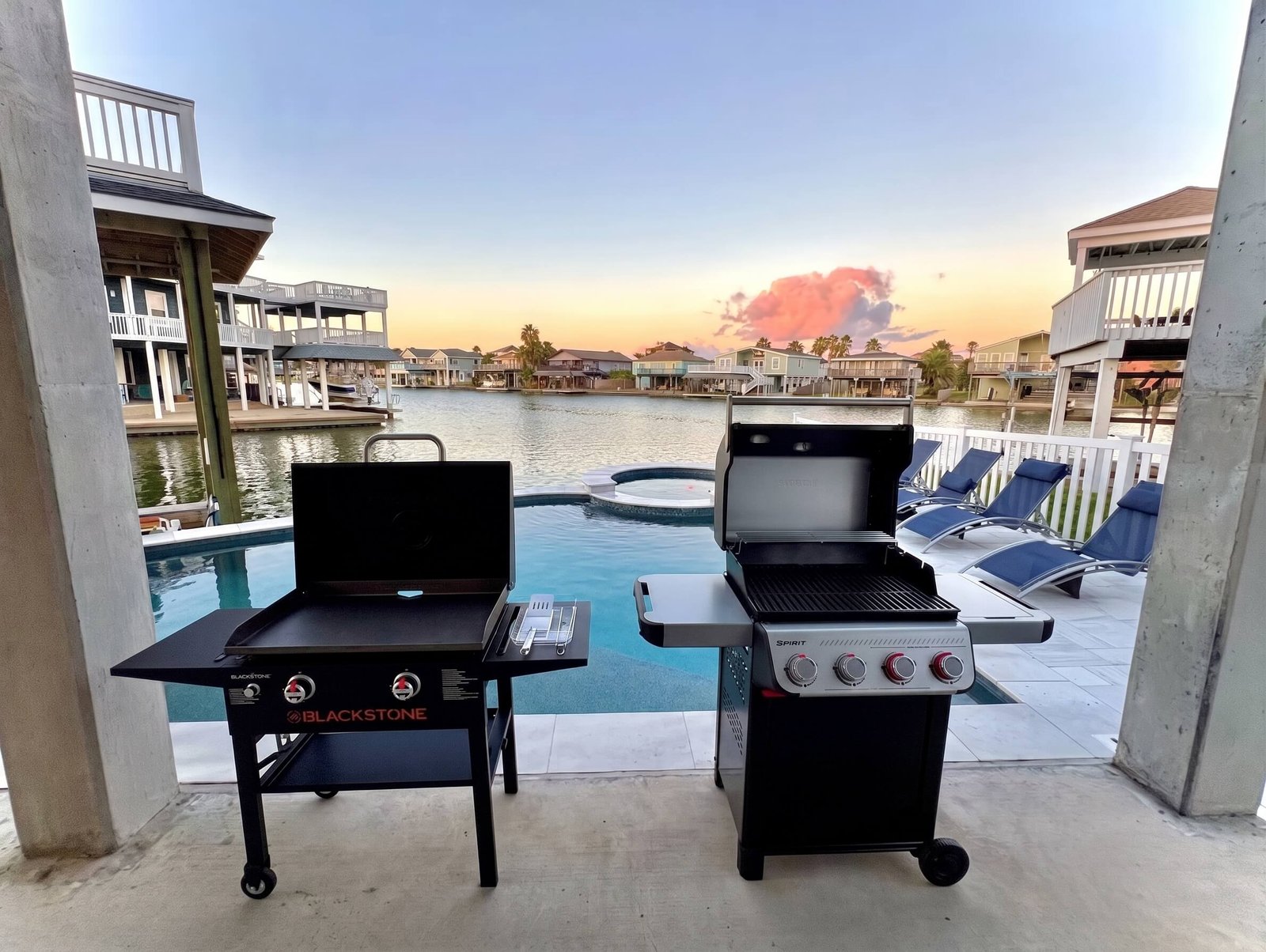 Outdoor grill and flat top griddle at Pelican Lookout